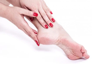 పాదాలు బాగా పగిలి ఇబ్బంది పెడుతున్నాయా... అయితే మీకోసమే ఈ టిప్స్!